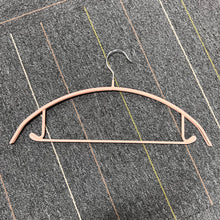 Load image into Gallery viewer, Yuejihuisimple Clothes drying hangers,16.5 Inch No Shoulder Bumps No Mark Non-Slip Rubber Coated Contour Metal No Bumps Hanger, Sweater Hanger, T-Shirt Hanger Suit Hanger with Pants Bar
